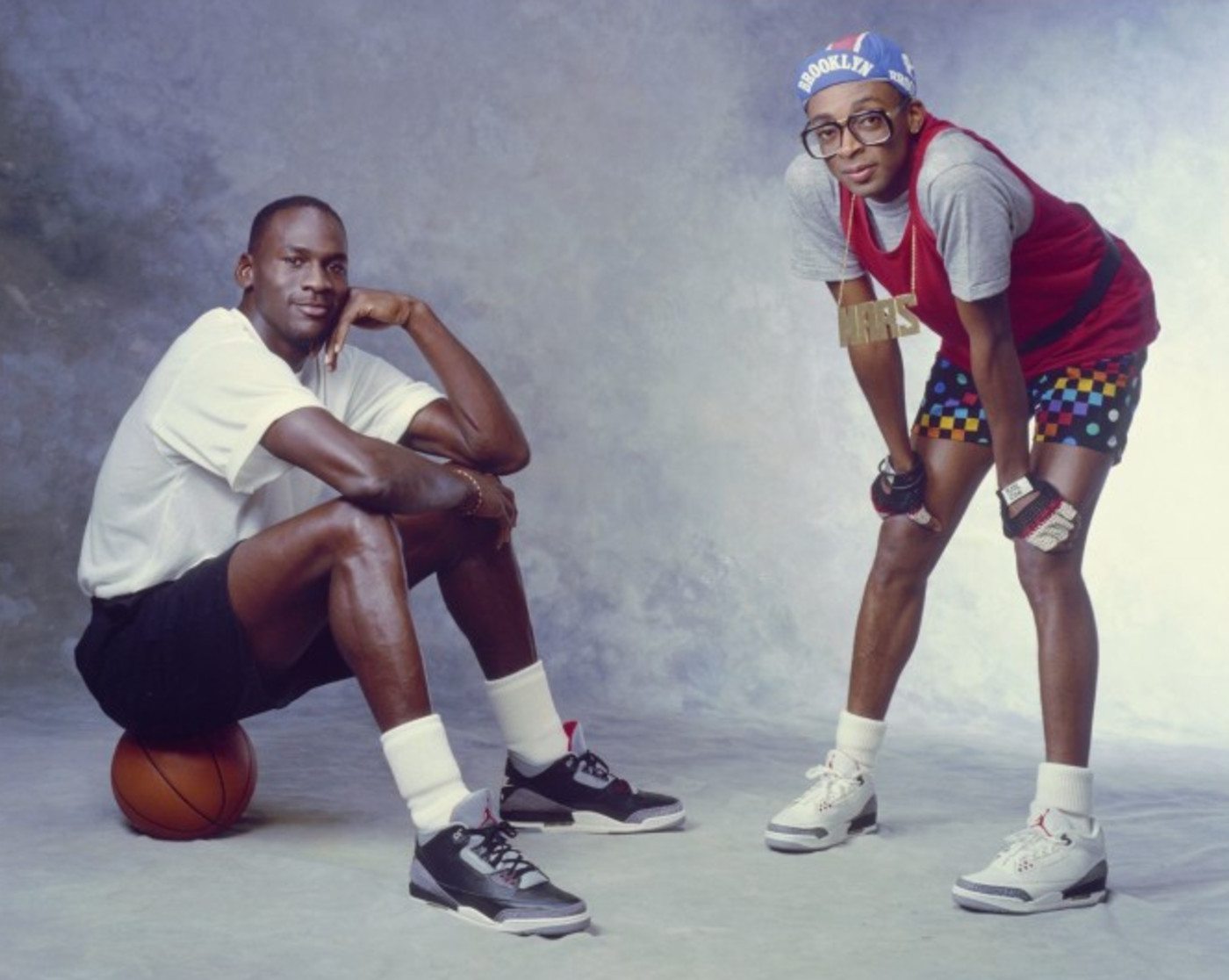 L'Épopée de Nike Air Jordan : Du Terrain de Basket aux Rues de la Culture Sneaker